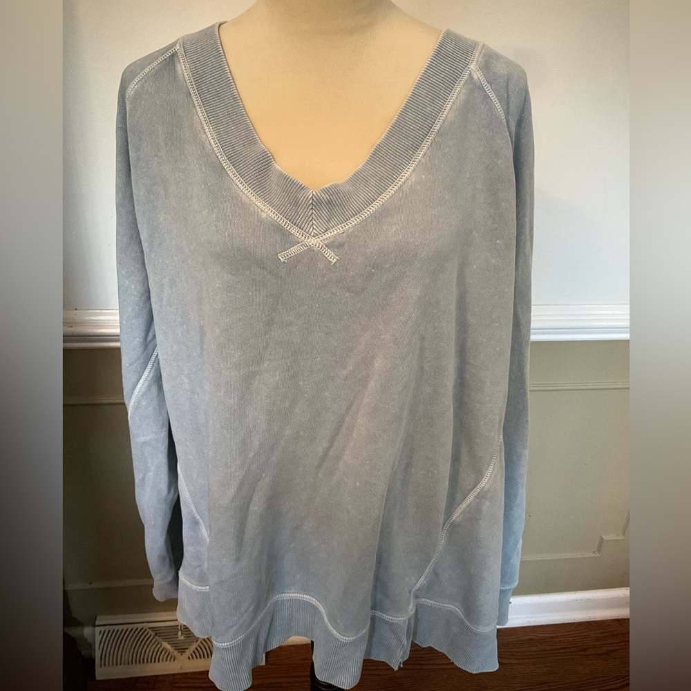 aerie faded light blue V-neck pullover sweatshirt